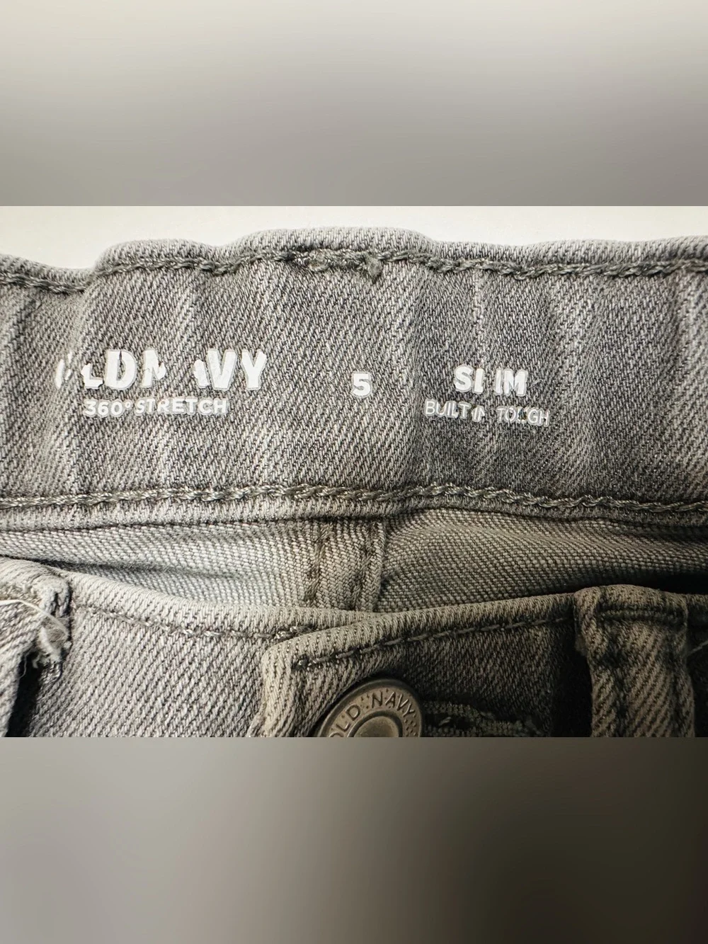 Old Navy boys 360 stretch jeans in gray. Size 5 Slim.